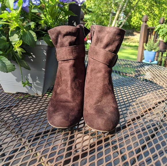 Laura Ashley brown suede booties size 7.5 - Picture 2 of 6